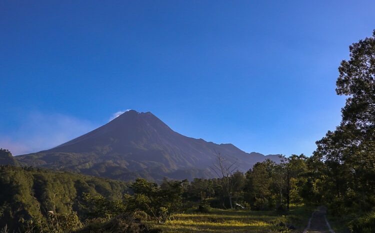  Mengenal Gunung Merapi Yang Erupsi di Pulau Jawa